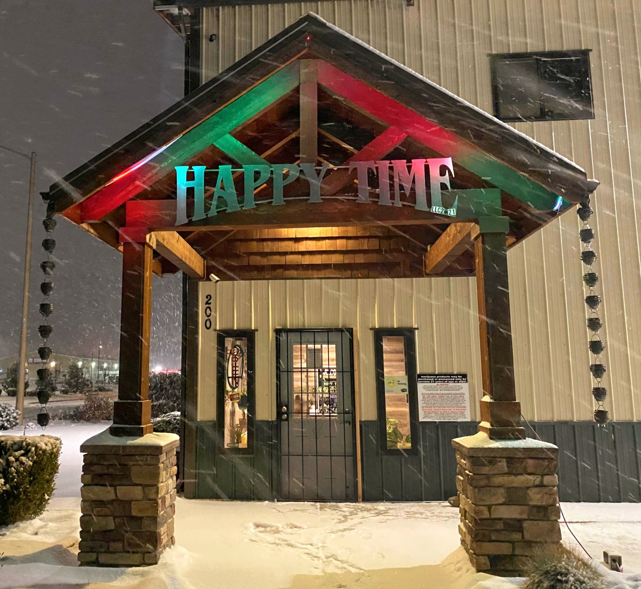 The exterior of Happy Time Mt. Vernon Weed Dispensary at night